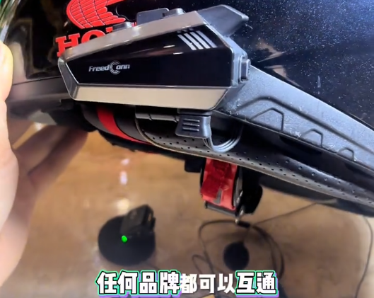 伊朗封海峡，全球油路告急！路翼刀锋真Mesh耳机，让您的骑行通信永不“断油”